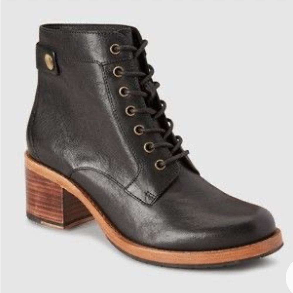 Clarks Clarkdale Tone Lace-Up Heeled Ankle Boot - Size 8